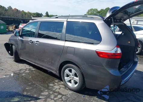2015 Toyota Sienna Le 8 Passenger z USA, uszkodzony, nr VIN 5TDKK3DC0FS671554